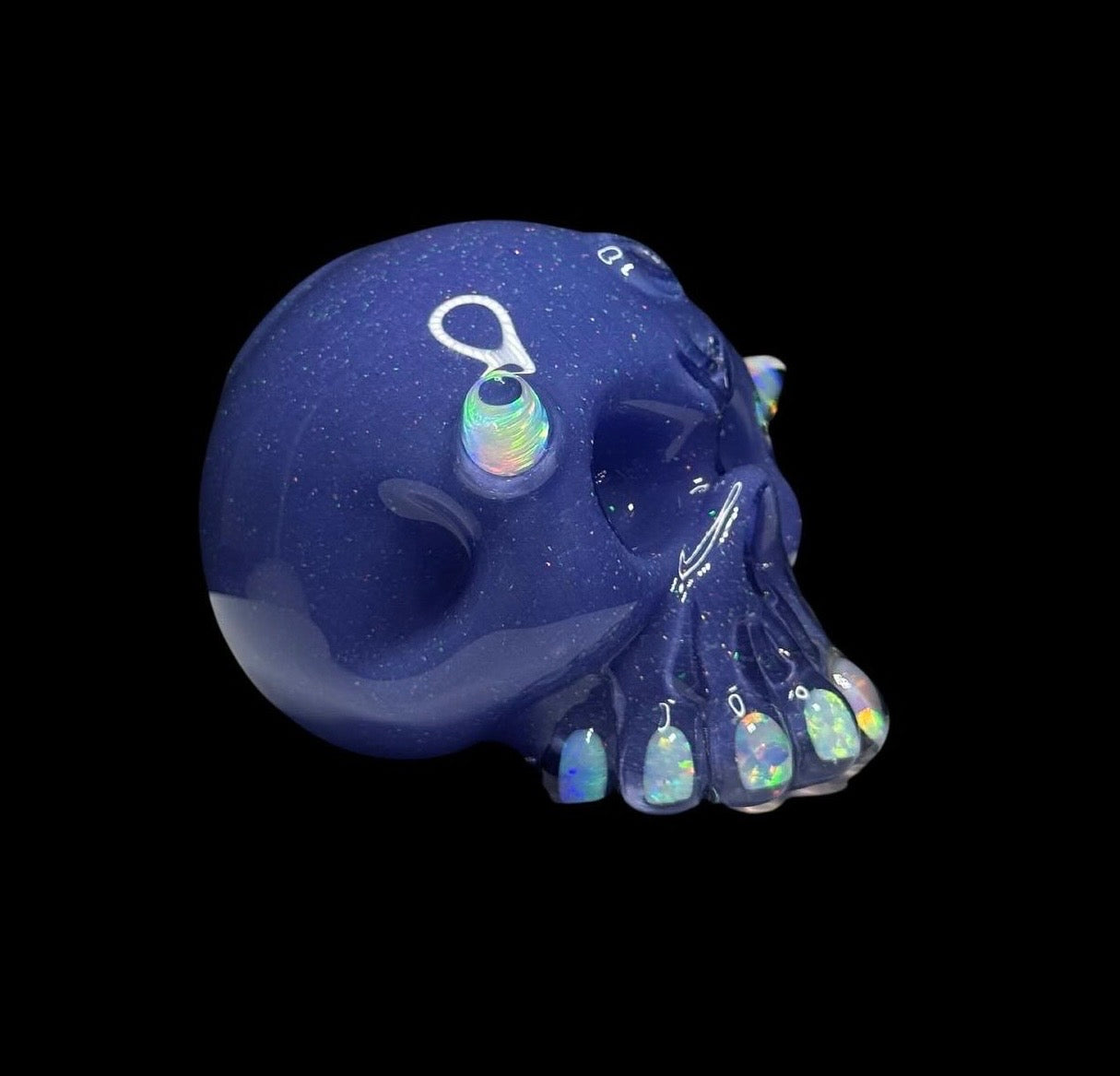 Calavera con ópalos de Carsten Glass